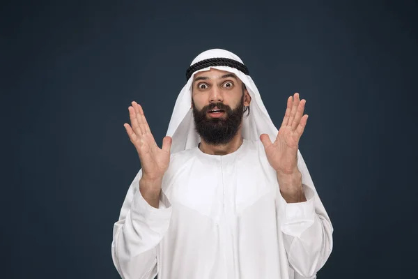 Arabe homme saudi sur fond bleu foncé studio — Photo