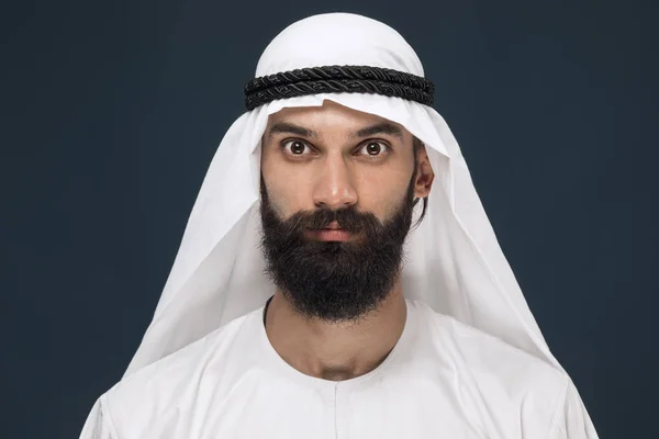 어두운 파란색 스튜디오 배경에 아라비아 어 사우디 사람 — 스톡 사진
