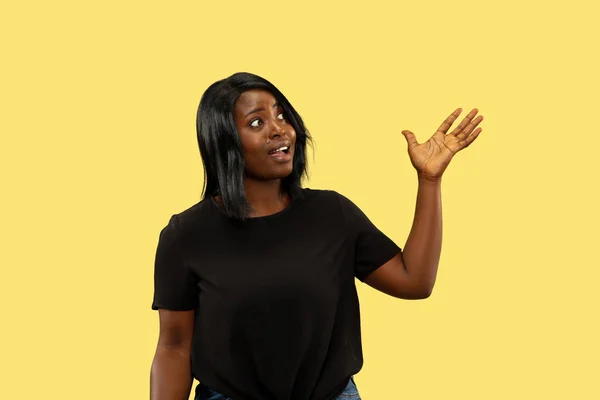 Junge Afrikanerin isoliert auf gelbem Studiohintergrund, Gesichtsausdruck — Stockfoto