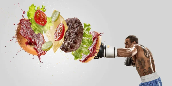 Burgery, které se hroutí v boxerské izolaci na bílém pozadí — Stock fotografie