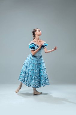 Gri stüdyo arka plan çağdaş balo dansçısı