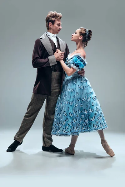 Bailarines de salón contemporáneos sobre fondo gris estudio —  Fotos de Stock