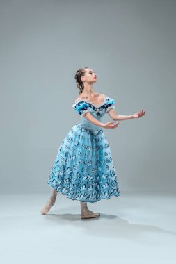 Gri stüdyo arka plan çağdaş balo dansçısı