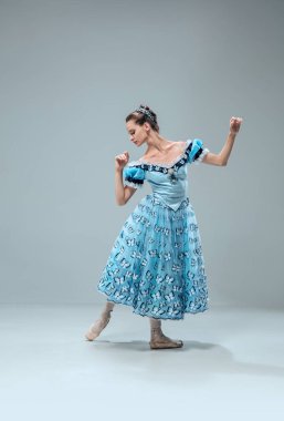 Gri stüdyo arka plan çağdaş balo dansçısı