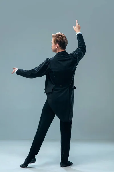 グレーのスタジオの背景に現代的なボールルームダンサー — ストック写真