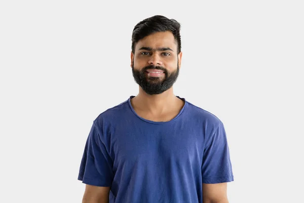 Retrato de un joven aislado sobre fondo blanco del estudio — Foto de Stock