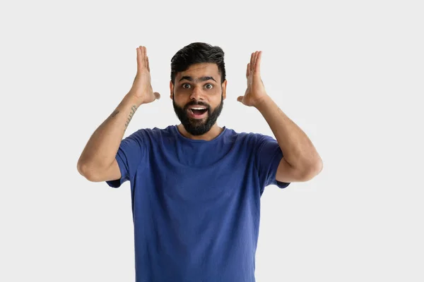 Retrato de un joven aislado sobre fondo blanco del estudio — Foto de Stock