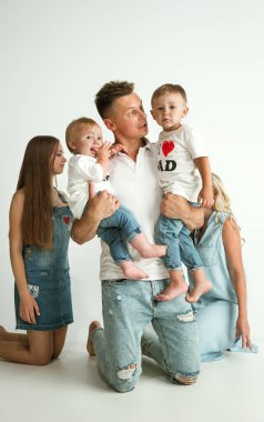 Genç aile birlikte vakit geçirmek ve gülümseyerek