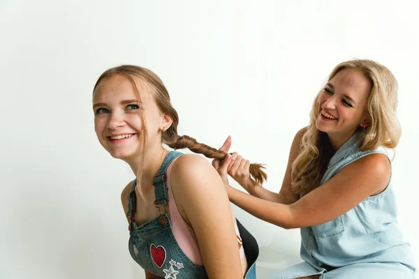 Mom spending time with her daughter and smiling — Stock Photo, Image