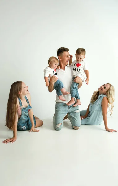 Jovem família passar o tempo juntos e sorrindo — Fotografia de Stock