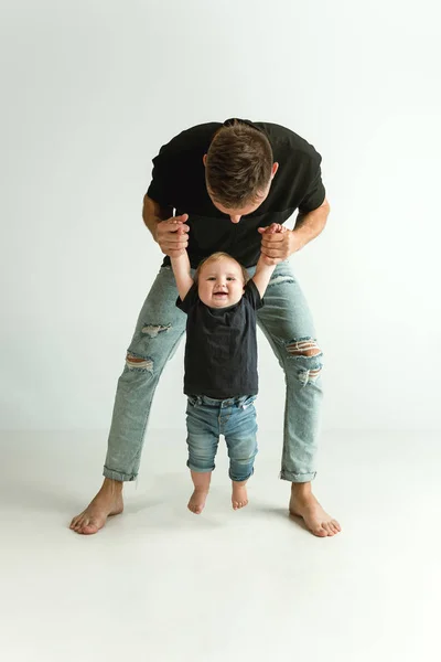 Buon padre che tiene adorabile piccolo figlio e sorride — Foto Stock