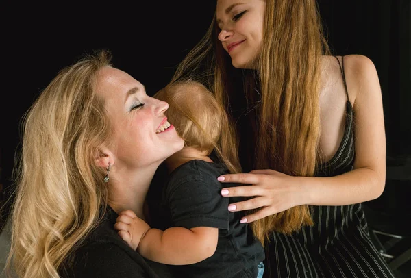 Giovane famiglia trascorrere del tempo insieme e sorridente — Foto Stock