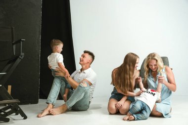Genç aile birlikte vakit geçirmek ve gülümseyerek