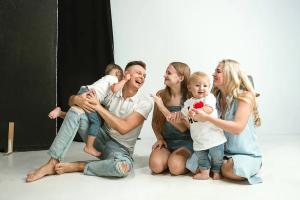 Jovem família passar o tempo juntos e sorrindo — Fotografia de Stock