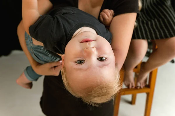 Ung familie tilbringer tid sammen og smiler – stockfoto