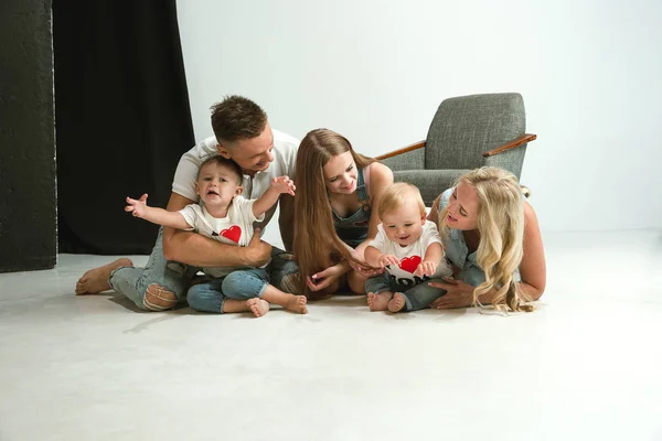 Giovane famiglia trascorrere del tempo insieme e sorridente — Foto Stock