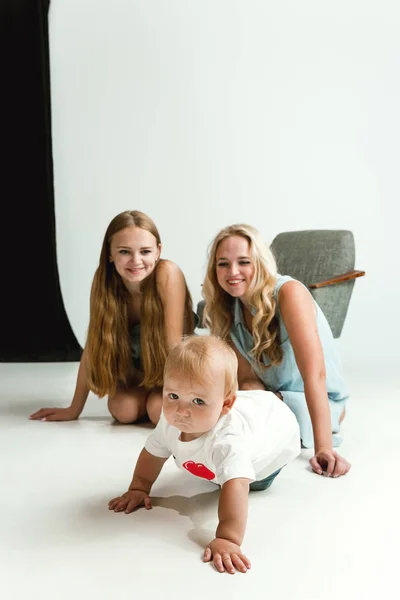 Giovane famiglia trascorrere del tempo insieme e sorridente — Foto Stock