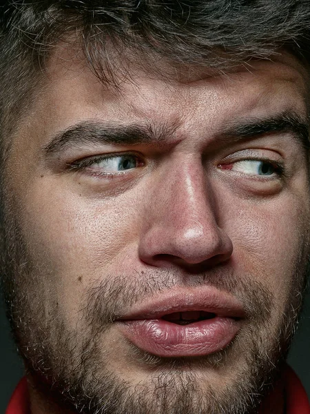 Portret van de jonge Kaukasische man close-up — Stockfoto