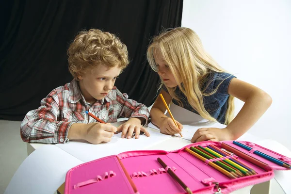 Chlapec a dívka se připravují na školu po dlouhé letní přestávce. Zpět do školy. — Stock fotografie