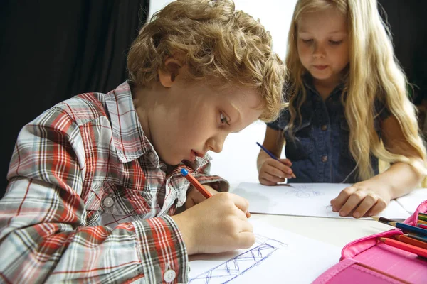 Jongen en meisje voorbereiden voor school na een lange zomer vakantie. Terug naar school. — Stockfoto