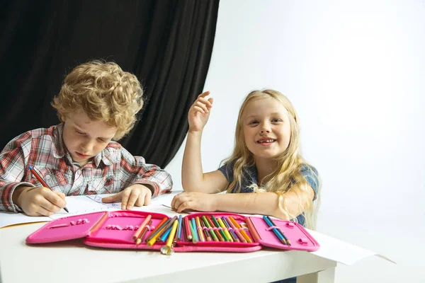 Jongen en meisje voorbereiden voor school na een lange zomer vakantie. Terug naar school. — Stockfoto