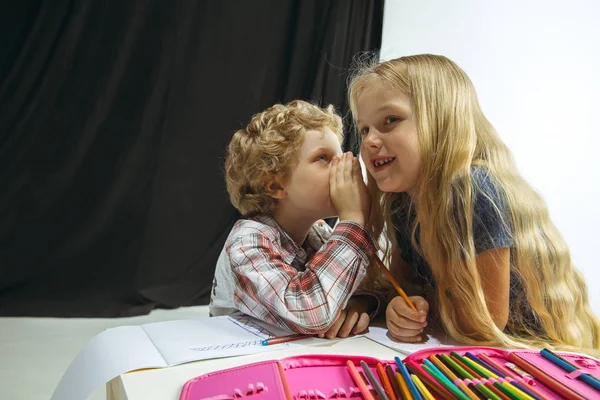 Garçon et fille se préparent pour l'école après une longue pause estivale. Retour à l'école . — Photo