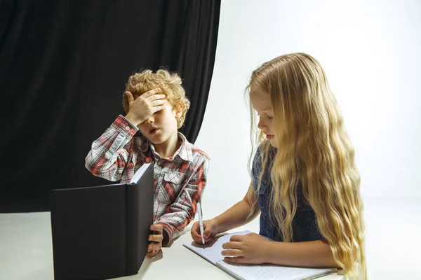 Menino e menina se preparando para a escola depois de uma longa pausa de verão. De volta à escola . — Fotografia de Stock