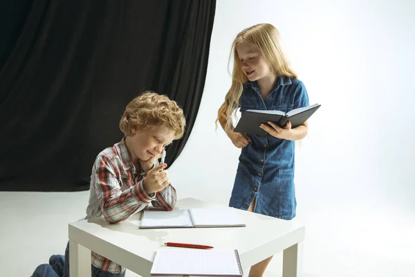 Мальчик и девочка готовятся к школе после долгих летних каникул. Возвращение в школу . — стоковое фото
