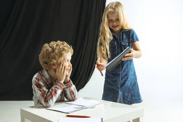 Jongen en meisje voorbereiden voor school na een lange zomer vakantie. Terug naar school. — Stockfoto