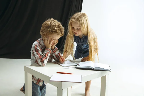 Menino e menina se preparando para a escola depois de uma longa pausa de verão. De volta à escola . — Fotografia de Stock