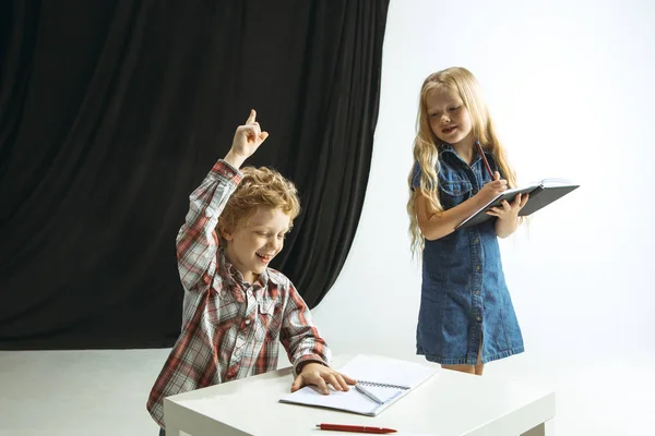 Menino e menina se preparando para a escola depois de uma longa pausa de verão. De volta à escola . — Fotografia de Stock