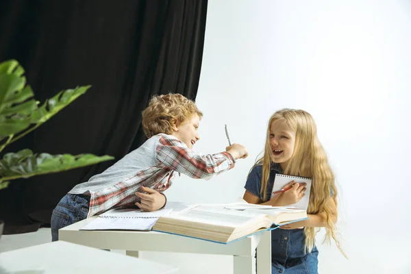 Garçon et fille se préparent pour l'école après une longue pause estivale. Retour à l'école . — Photo