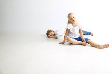 Erkek ve kız beyaz stüdyo arka plan üzerinde birlikte oynuyor