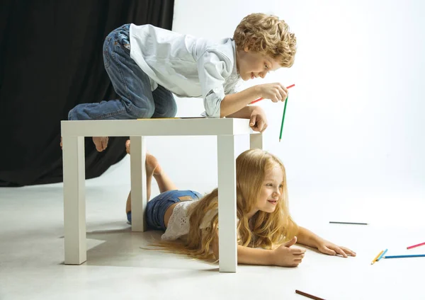 Menino e menina se preparando para a escola depois de uma longa pausa de verão. De volta à escola . — Fotografia de Stock