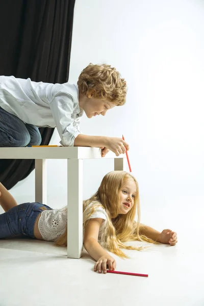 Niño y niña preparándose para la escuela después de un largo descanso de verano. Regreso a la escuela . — Foto de Stock