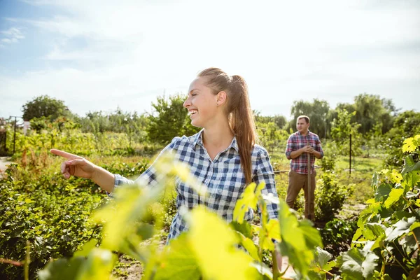 Junges und glückliches Bauernpaar bei sonnigem Tag in seinem Garten — Stockfoto