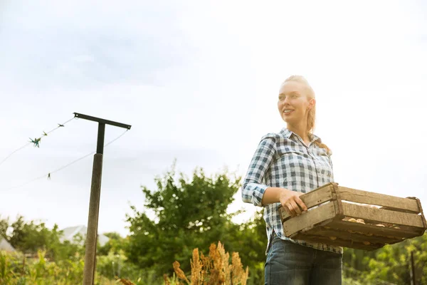 Jungbauer arbeitet bei sonnigem Wetter in seinem Garten — Stockfoto