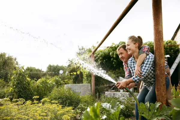 Junges und glückliches Bauernpaar bei sonnigem Tag in seinem Garten — Stockfoto