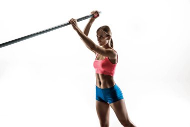 Beyaz stüdyo arka plan kadın sırıkla atlamacı eğitimi