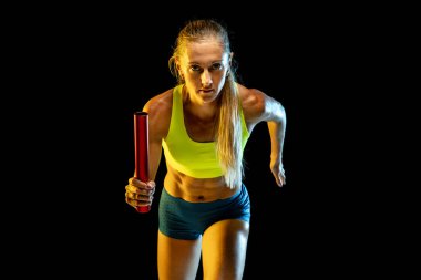 Neon ışık siyah stüdyo arka plan profesyonel kadın röle yarışçı eğitim