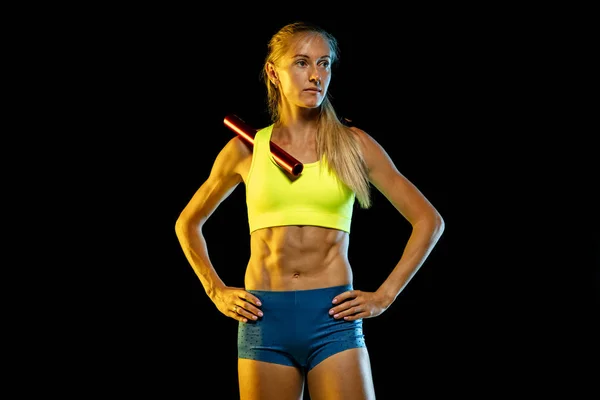 Neon ışık siyah stüdyo arka plan profesyonel kadın röle yarışçı eğitim — Stok fotoğraf