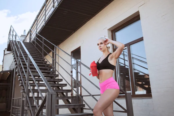 一个年轻的运动妇女在户外的楼梯上锻炼 — 图库照片