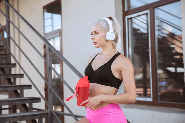 Eine junge athletische Frau beim Training auf einer Treppe im Freien — Stockfoto