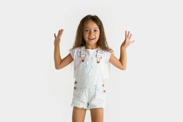 Портрет маленькой девочки на белом фоне студии — стоковое фото