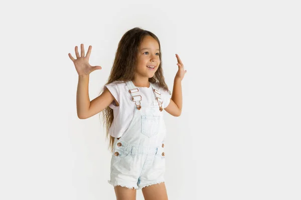 Portrait de petite fille isolée sur fond de studio blanc — Photo