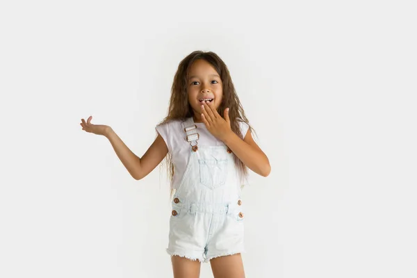 Портрет маленької дівчинки ізольовано на білому фоні студії — стокове фото