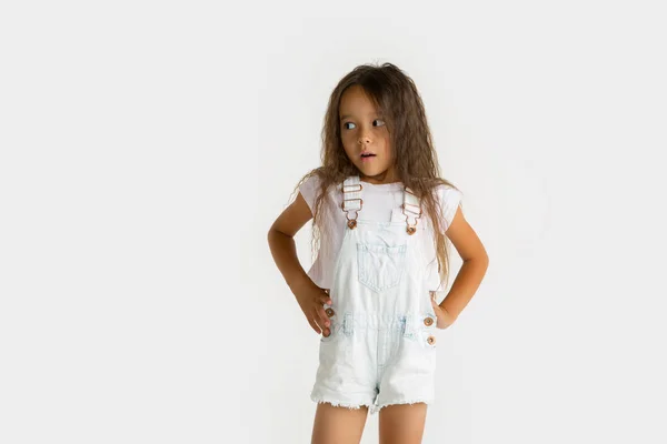 Портрет маленькой девочки на белом фоне студии — стоковое фото