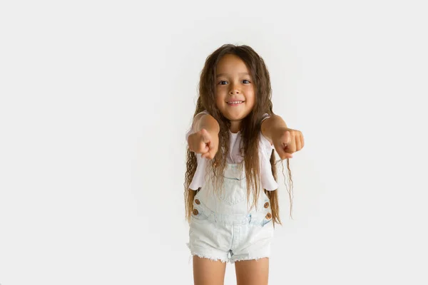 Portrét malé holčičky izolované na bílém studiovém pozadí — Stock fotografie