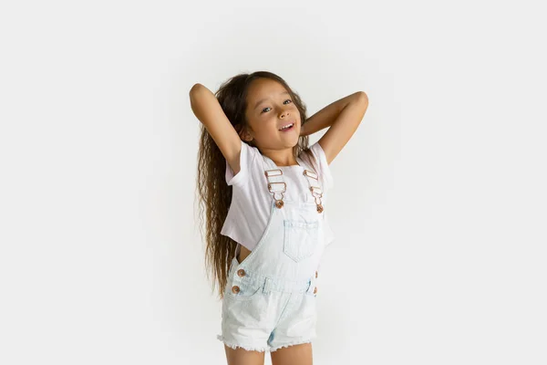 Портрет маленької дівчинки ізольовано на білому фоні студії — стокове фото