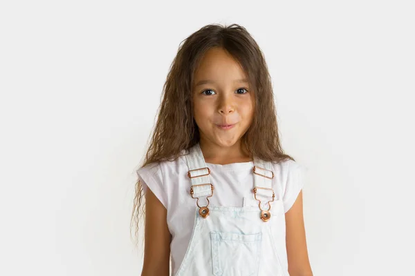 Porträt eines kleinen Mädchens isoliert auf weißem Studiohintergrund — Stockfoto